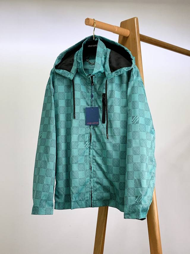Louisvuitton 路易威登 2025Ss春夏新品 经典棋盘格情侣限定款薄料连帽外套，经典棋盘格印花，春夏季个性套装，时尚都市百搭款，必备神器，超薄超柔材