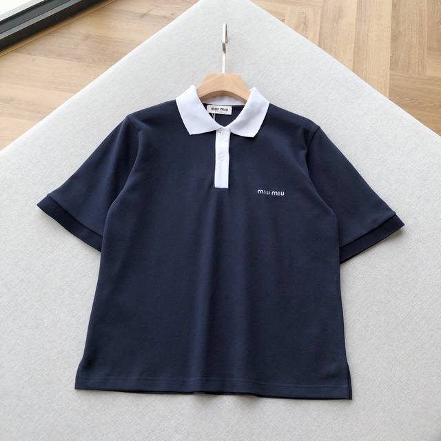 Miu学院风~海军蓝棉质撞色翻倍Polo衫 Miu春夏度假系列，新款满满的学院风！就是这股味经典的海军蓝搭配干净的白领口，简约又不失高级感。无论是搭配百褶裙走学