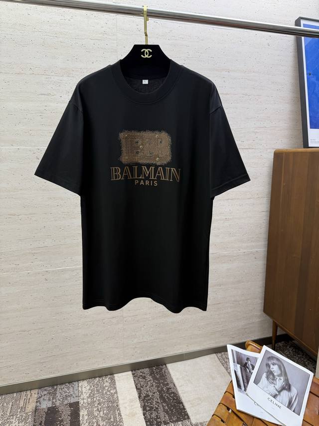 Balmain2025 春夏新款短袖 整体上色泽较鲜明和光亮，手感顺滑揉软，悬垂感特强，质地自然柔软、贴身超级舒服，悬垂感特强！ T恤日常穿搭很自在很实用，超级