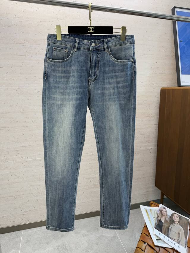 Lp.25S春夏男士直筒牛仔裤棉质牛仔面料打造 质地柔软又不失筋骨，手感干爽有韧性 经典的标志性浮雕徽标，灵魂般的点缀 各项指标皆为上品，自然带来极佳的上身体感