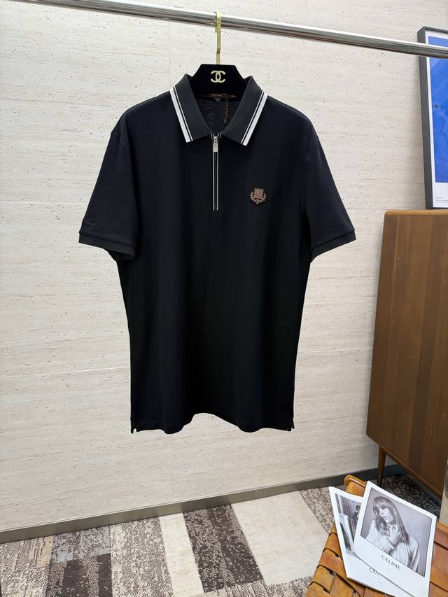 Lp.25S春夏新款商务休闲半拉链翻领短袖Polo 胸前标志性Logo徽标 整体非常的轻商务休闲！！客供丝光棉，上身轻盈舒适顺滑 到手绝对让你觉得物有所值的一件