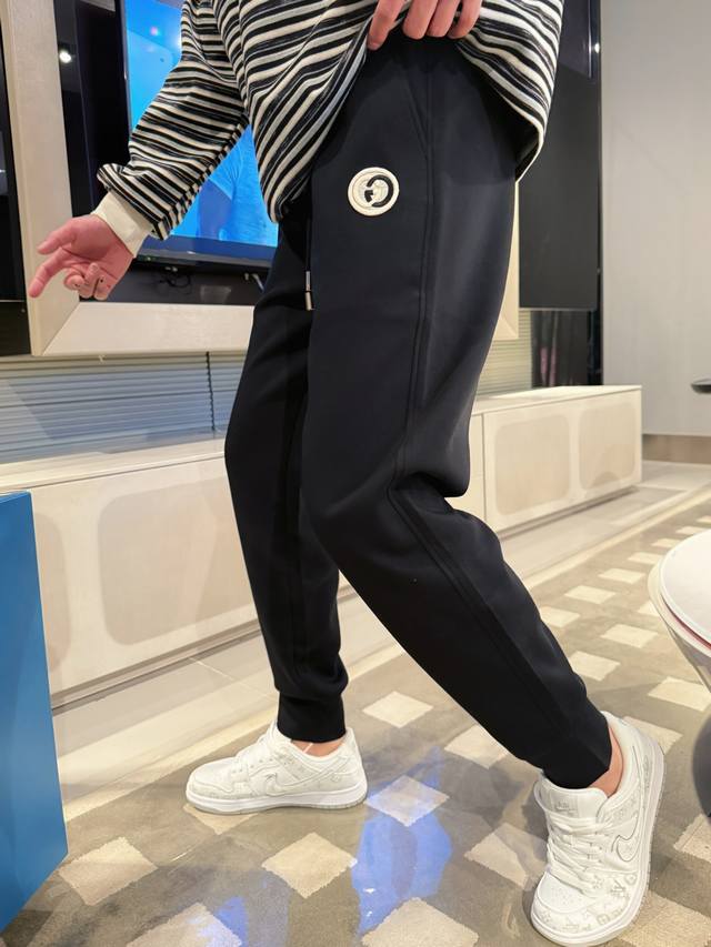 Gucci 25Ss春夏新款长裤 美学的焕新诠释,演绎浓郁的格调型时尚风范,细节感和设计感强悍.经典品牌标识做为色彩搭配,演绎经典的品牌时尚,为整体造型增光添彩