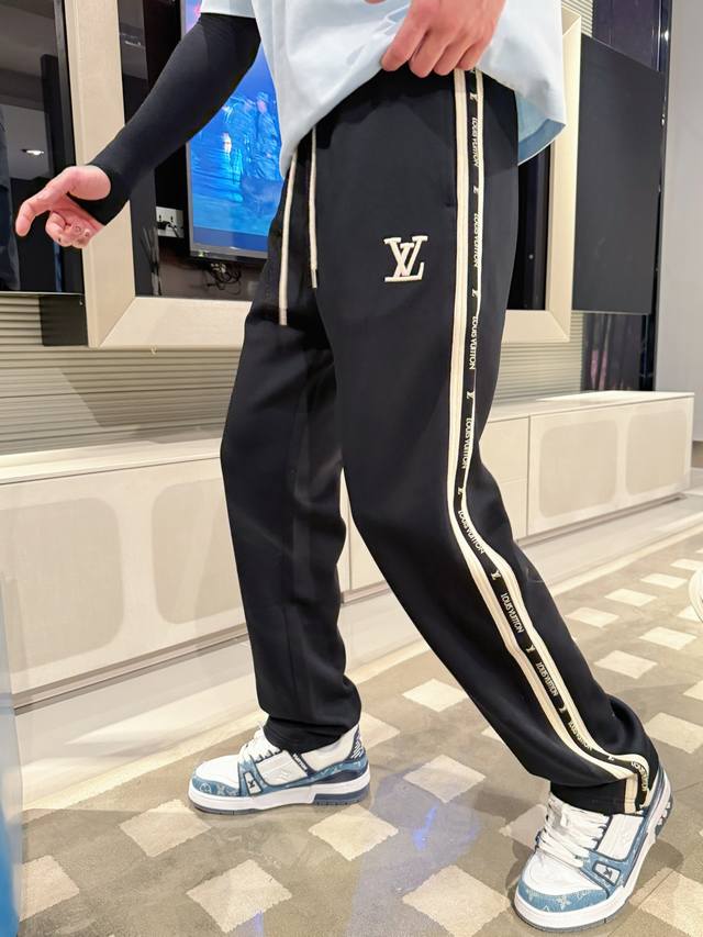 Lv 25Ss春夏新款长裤 美学的焕新诠释,演绎浓郁的格调型时尚风范,细节感和设计感强悍.经典品牌标识做为色彩搭配,演绎经典的品牌时尚,为整体造型增光添彩.进口