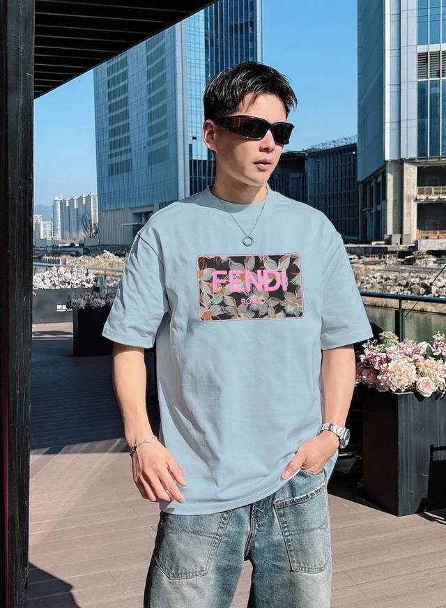 Fend*芬迪25S新款潮牌圆领T恤潮人必备.男女同款～不同工艺呈现不一样的视觉感受，压花Fendi字母3D立体感满满.采用撞色搭配设计.发泡工艺层层有玄机.非