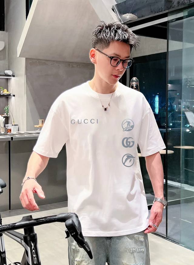 Gucc*古齐潮牌新款T.男女同款.夏季冲浪运动新品推荐！胸口经典字母图形两侧造型.后背大面积冲浪字母造型夜光设计.采用金属银色反光镜面设计.时尚潮流！个性十足