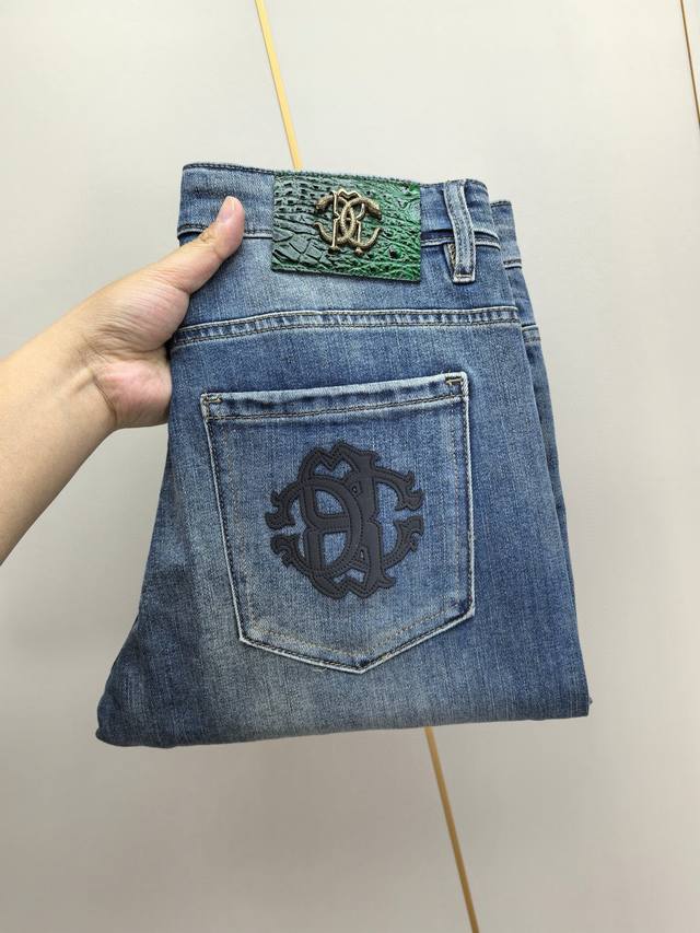 沃尔特，2025春夏最新推出男士牛仔裤新品！重工水洗牛仔面料，定制面料和一般牛仔布料比起来，更加柔软舒适！超重工洗水工艺 双工艺洗水 整条裤子，手感舒适，细腻程