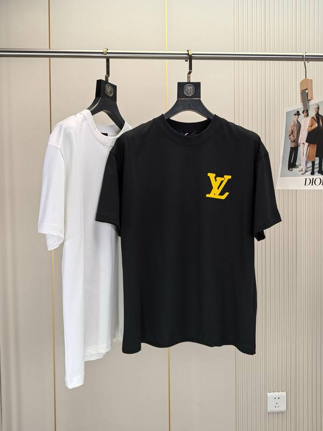 Lv驴牌2530春夏新品时尚圆领短袖高级定制百搭款式！更有实用感 任何人都可以轻松驾驭 采用棉100%面料制作，手感非常奈斯，不起球，不变形，奢华经典Logo设