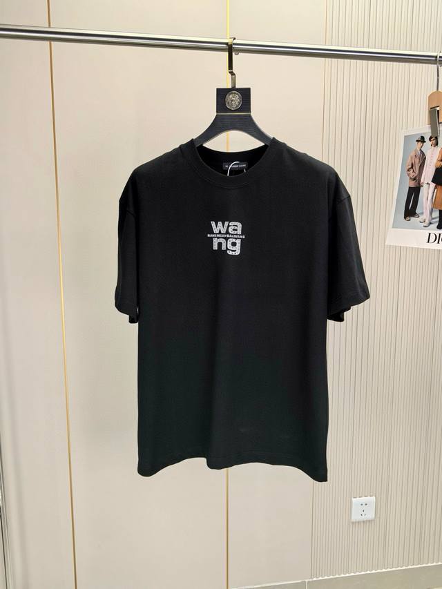 王Wang2530春夏新品时尚圆领短袖高级定制百搭款式！更有实用感 任何人都可以轻松驾驭 采用棉100%面料制作，手感非常奈斯，不起球，不变形，奢华经典Logo