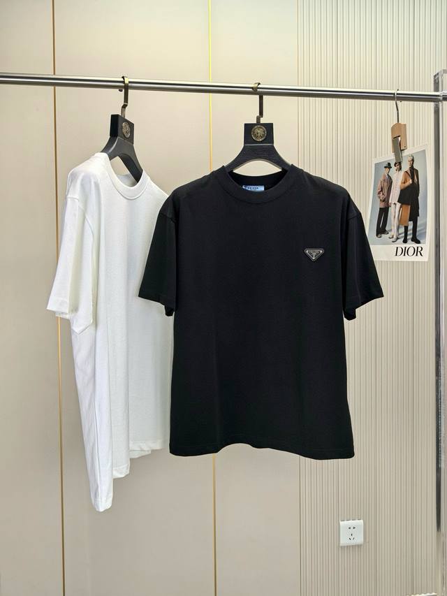 普拉达2530春夏新品时尚圆领短袖高级定制百搭款式！更有实用感 任何人都可以轻松驾驭 采用棉100%面料制作，手感非常奈斯，不起球，不变形，奢华经典Logo设计