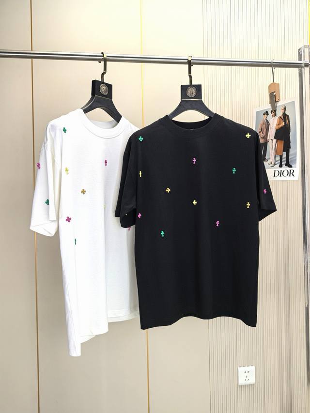 克罗心2530春夏新品时尚圆领短袖高级定制百搭款式！更有实用感 任何人都可以轻松驾驭 采用棉100%面料制作，手感非常奈斯，不起球，不变形，奢华经典Logo设计
