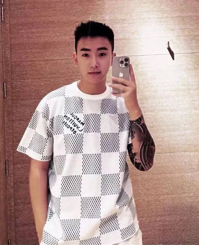 Lv 棋盘格棉质针织短袖 毛料根据原版纱线进行检测，采用定做的高品棉纱纱线，我们定做的棉纱做工工序多，需要纺出原料芯，在进行二次加工上机勾纱，穿原料芯！做完在进