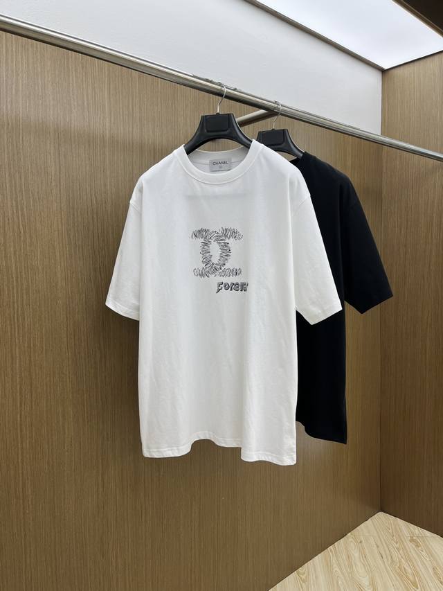 新品 Chanel 2540Fw春夏新品圆领打底外穿T恤，立体感Logo微廓形半袖活性纯棉打底T恤，棉，手感面糯有骨感，柔而有韧性。工艺处理，韧性和抗皱性能得到