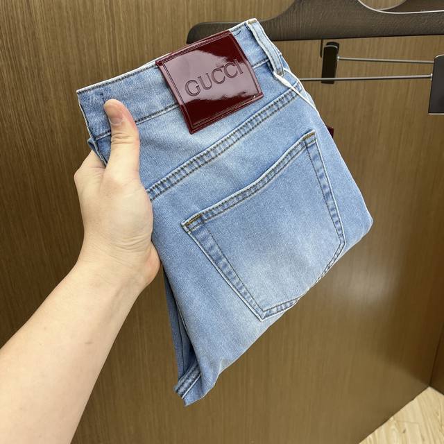 新款 Guc Ss春夏新品超柔和水洗牛仔裤 ，上身爆帅，小直筒设计，修身裁剪，男款顶级休闲棉质！高端弹力四季百搭通勤牛仔男裤！款式极其的百搭，面料弹力，材质也十