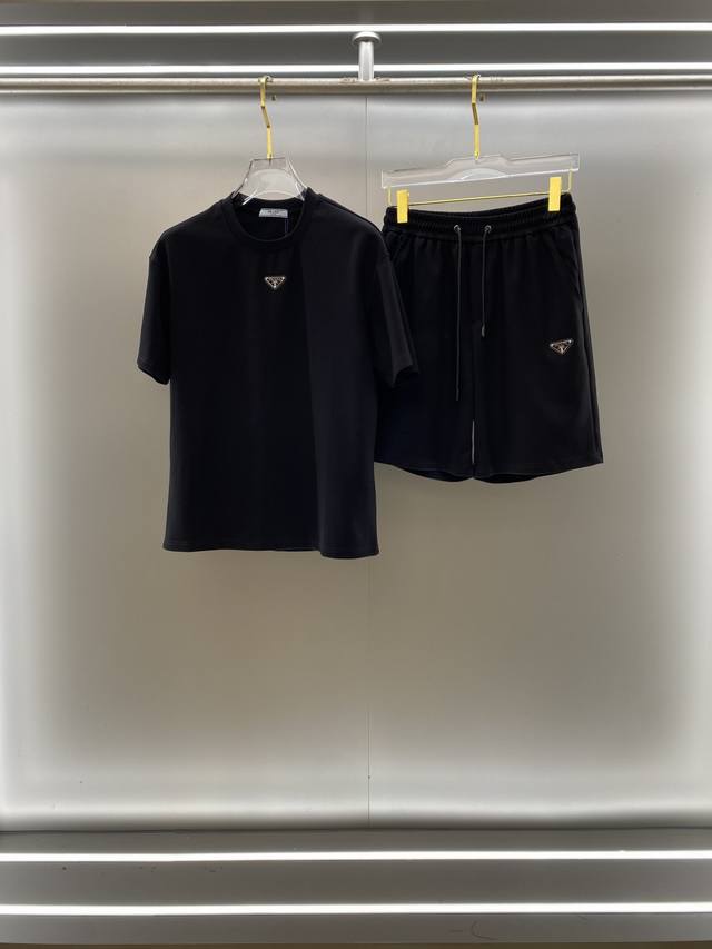 Prada 普拉达 高端定制 2025春夏新款首发专柜最新款短袖短裤休闲套装 高端订制 设计前卫时尚！品牌Logo重工艺设计 高端定制纯棉面料.手感柔软.穿着舒