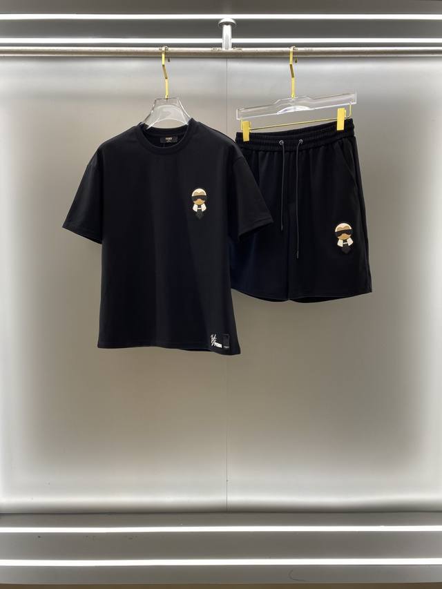 Fendi 芬迪 高端定制 2025春夏新款首发专柜最新款短袖短裤休闲套装 高端订制 设计前卫时尚！品牌Logo重工艺设计 高端定制纯棉面料.手感柔软.穿着舒适