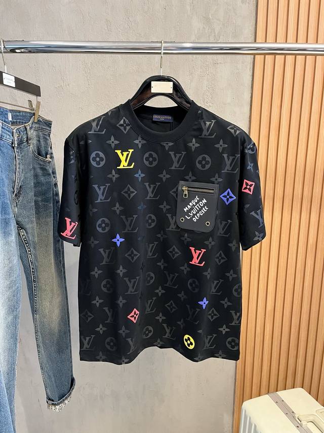 Sslv纯棉最新面料 最高版本 经典标识图案Logo时尚简约潮流短袖，最顶级的品质专柜原单短袖，顶级制作工艺进口面料，专柜款独特设计，采用进口高端订制面料。官网