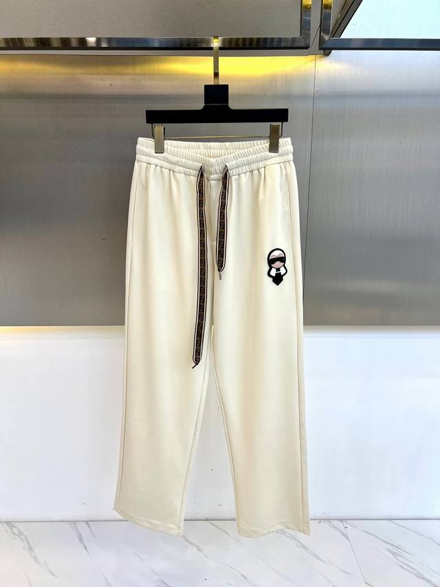 Fendi、25S春夏新品男士抽绳休闲刺绣运动卫裤，全新发布新款定制，细节一丝不苟，打造出了常青树的百看不腻以及舒适百搭。休闲运动裤作为随时随地男人都能穿搭的时