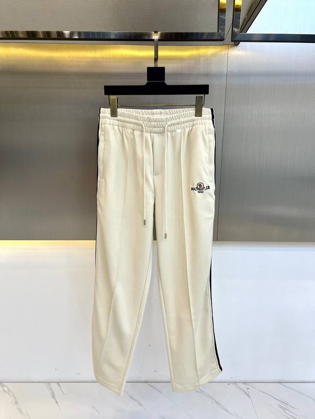 蒙口、25S春夏新品男士抽绳休闲刺绣运动卫裤，全新发布新款定制，细节一丝不苟，打造出了常青树的百看不腻以及舒适百搭。休闲运动裤作为随时随地男人都能穿搭的时尚单品