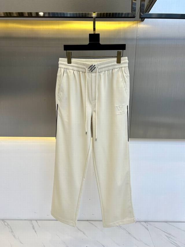 Lv、25S春夏新品男士抽绳休闲运动卫裤，全新发布新款定制，细节一丝不苟，打造出了常青树的百看不腻以及舒适百搭。休闲运动裤作为随时随地男人都能穿搭的时尚单品之一