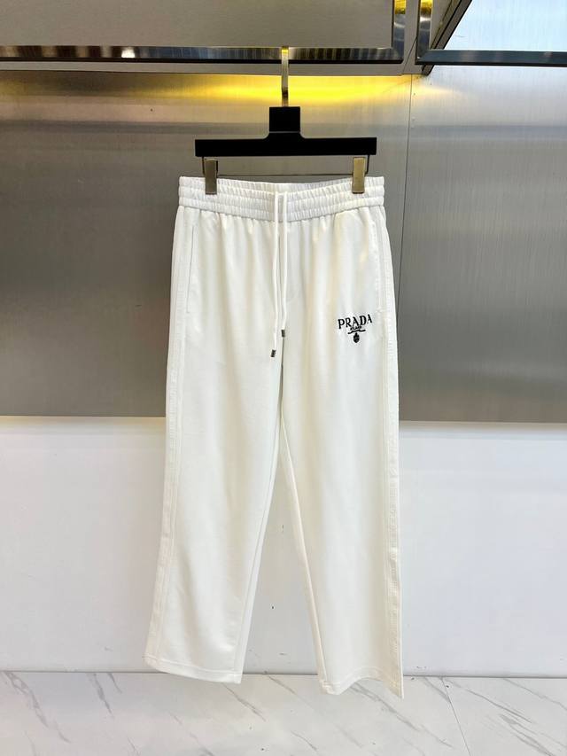 普拉达、25S春夏新品男士抽绳休闲运动卫裤，全新发布新款定制，细节一丝不苟，打造出了常青树的百看不腻以及舒适百搭。休闲运动裤作为随时随地男人都能穿搭的时尚单品之