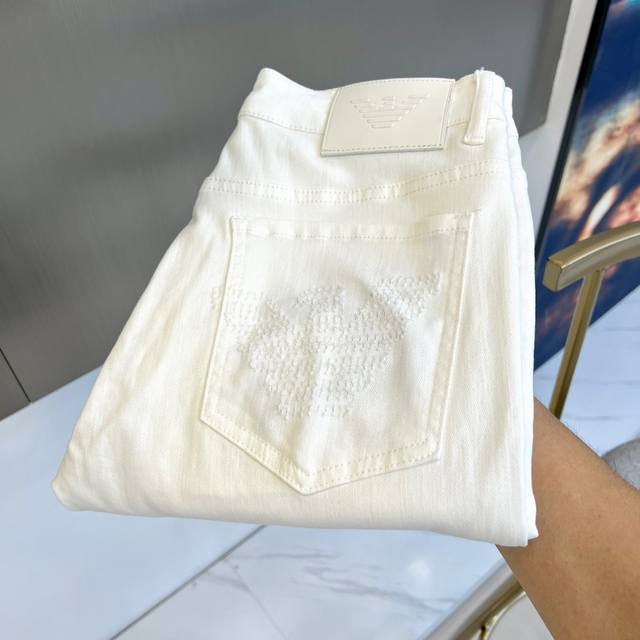 阿玛尼、2025S春夏新品水洗面料牛仔裤，男士后口袋品牌经典徽标、修身直筒牛仔长裤。此款裤装精选客供进口顶级95%棉5%氨纶日制混纺牛仔面料制作而成水洗牛仔，经