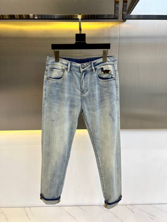 巴宝莉、2025S春夏新品水洗面料牛仔裤，男士后口袋品牌经典徽标、修身直筒牛仔长裤。此款裤装精选客供进口顶级95%棉5%氨纶日制混纺牛仔面料制作而成水洗牛仔，经