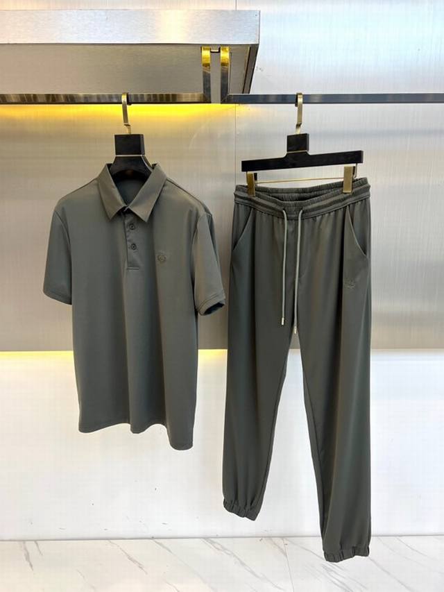 Loro Piana诺悠翩雅、25Ss春夏新品套装Polo短袖+卫裤进口四面弹力速干面料，内里包边走线均匀细致，密而不乱彰显大厂做派。面料，柔软细腻，挺阔舒适。