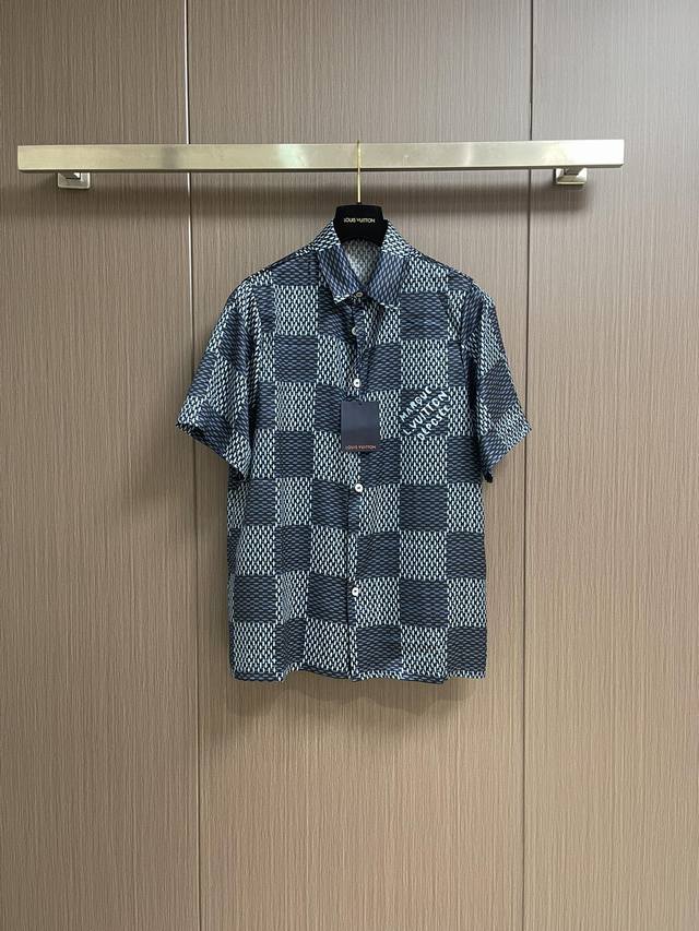 上衣 短裤 Lv 2025Ss春夏新款棋盘格提花短袖衬衫短裤套装，为华美斜纹桑蚕丝铺陈全幅 Der图案，再令 Marque L.Vuitton Deposee