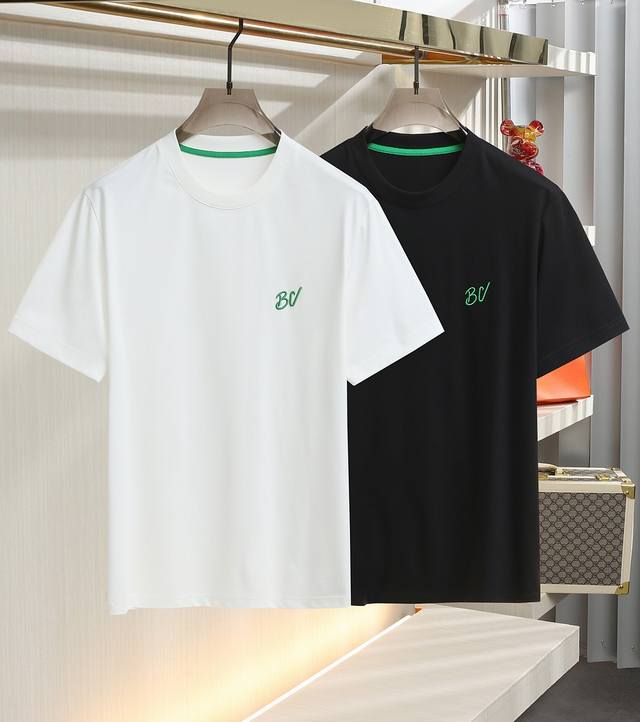 Bv家 2025 夏季最新款男士圆领短袖T桖，Bv经典品牌Logo刺绣设计，简约之中藏着奢华奥义，低调而醒目，彰显品牌独特格调！圆领设计贴合颈部线条，舒适自在。