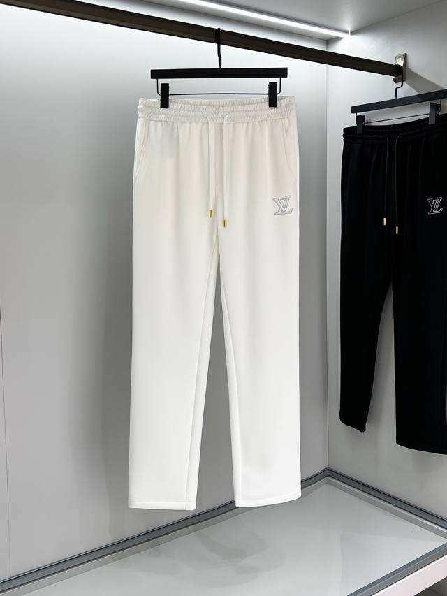 码数：M。 L。2Xl。3Xl Lv# 2025 春夏休闲裤子 美学的焕新诠释,演绎浓郁的格调型时尚风范,细节感和设计感强悍.经典品牌标识做为色彩搭配,演绎经典