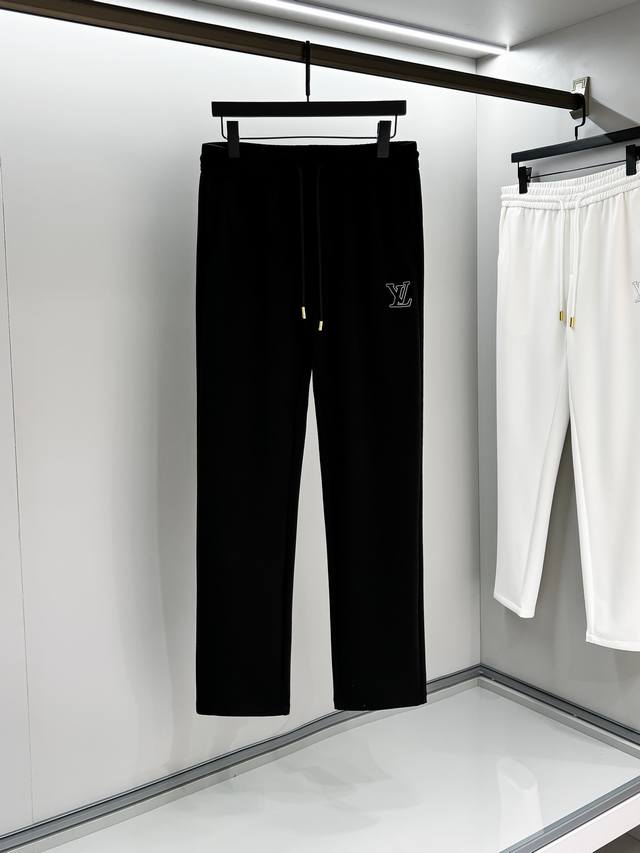 码数：M。 L。Xl。2Xl Lv# 2025 春夏休闲裤子 美学的焕新诠释,演绎浓郁的格调型时尚风范,细节感和设计感强悍.经典品牌标识做为色彩搭配,演绎经典的