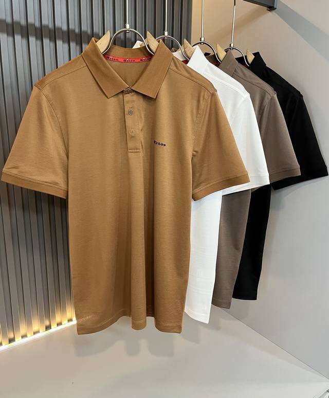 Kiton 2025春夏新款Polo衫，采用进口专属珠地棉面料！！简单Logo标识压胶设计！代表品牌形象 简洁舒适的款式，线条感粗细均匀饱满，精致细腻，上身高端