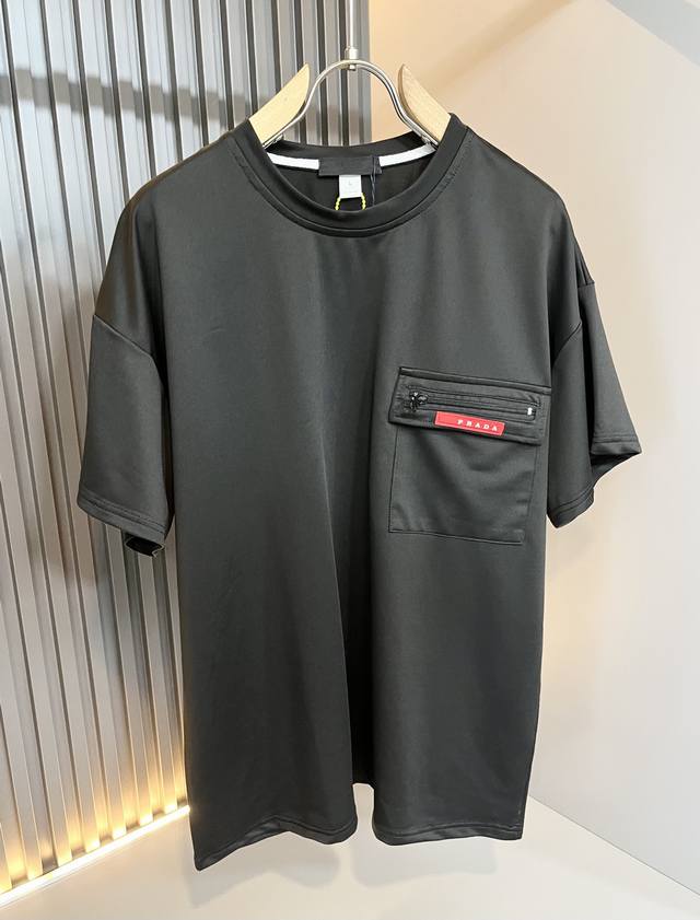 Prad*A普*达2025春夏新款休闲套装，最新款全网独家首上！！~既经典有时尚百搭，谁不爱啊，将经典再次展现，非常的耐看，自带低奢光环与辨识度！Pr*Da传统