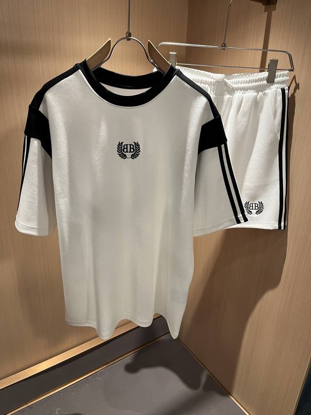 Balencia*巴黎*家 2025春夏最新款休闲套装，男女同款刺绣Logo设计！贸易公司渠道稀出，同步官网发售！基本每一季都会有它的背影所在，期待着所有潮男潮