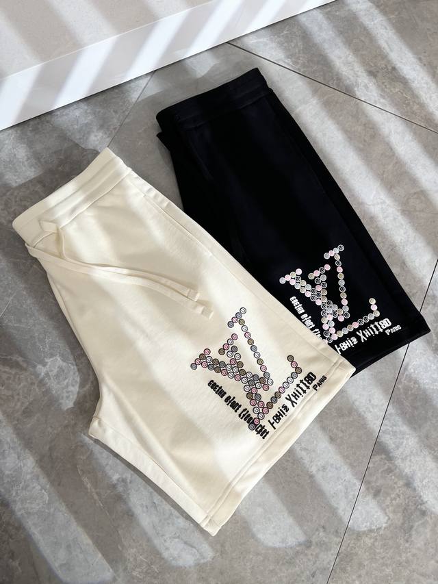 Louis Vuit*On路易*登 2025春夏男女同款Logo休闲短裤，2025新款男女同款休闲短裤上线了，又是一件让人眼前一亮的佳作！主题概念的路*威登，设
