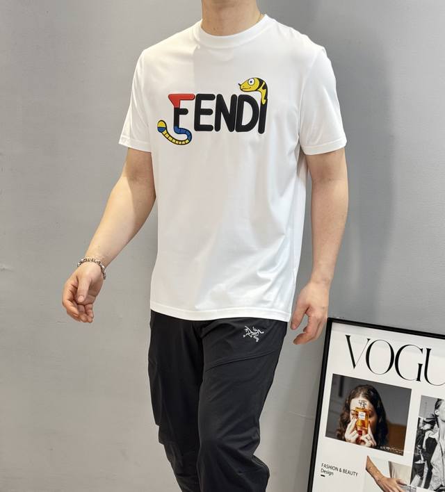 上衣 裤子 Fend*芬-迪25S春夏新款圆领T恤.可搭配短裤经典字母搭配蛇年造型辨识度鲜明超级走心！高温烫画立体发泡工艺.选用客供190G定织丝光棉布制成，整