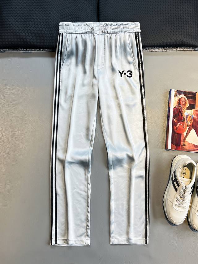 Y3山本25Ss春夏新款轻薄缎面抽绳运动休闲裤，男士经典胶印标识侧条纹织带直筒休闲长裤！贸易公司渠道稀出，领先官网发售！一款集时尚与舒适于一身的精品之作，穿上它