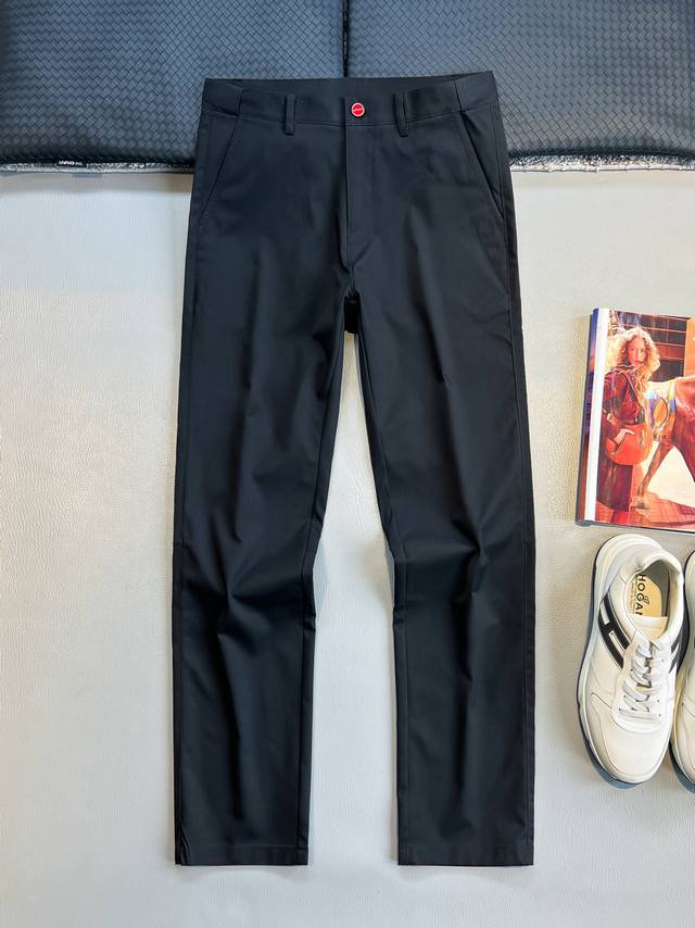 Kiton25Ss春夏新款弹力纤维混纺斜纹面料休闲裤，男士后腰红色铭牌吊坠时尚直筒休闲长裤！贸易公司渠道稀出，领先官网发售！25年春夏新款休闲时尚裤，这款裤采用