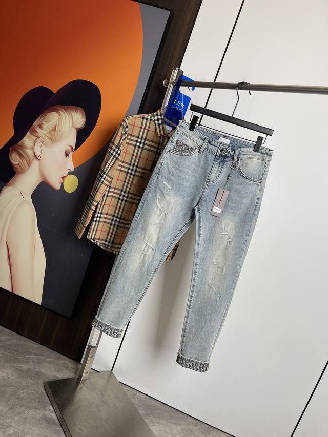 Dior2025春夏新款 原单狠货牛仔裤，原版五金皮牌 ！版型超正.修身不紧身，超级有范，原版定制水洗牛仔面料，原版五金辅料开模！上身帅气十足！码数：29-36