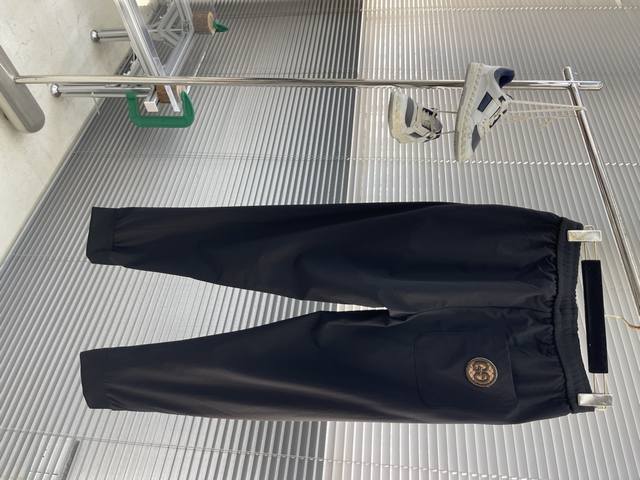 Gucc 25Ss春夏新款空气层棉质宽织带抽绳休闲裤，男士经典标识刺绣时尚运动直筒休闲长裤！这款休闲裤以其独特的设计和优质的面料，成为时尚与舒适兼具的潮流单品！