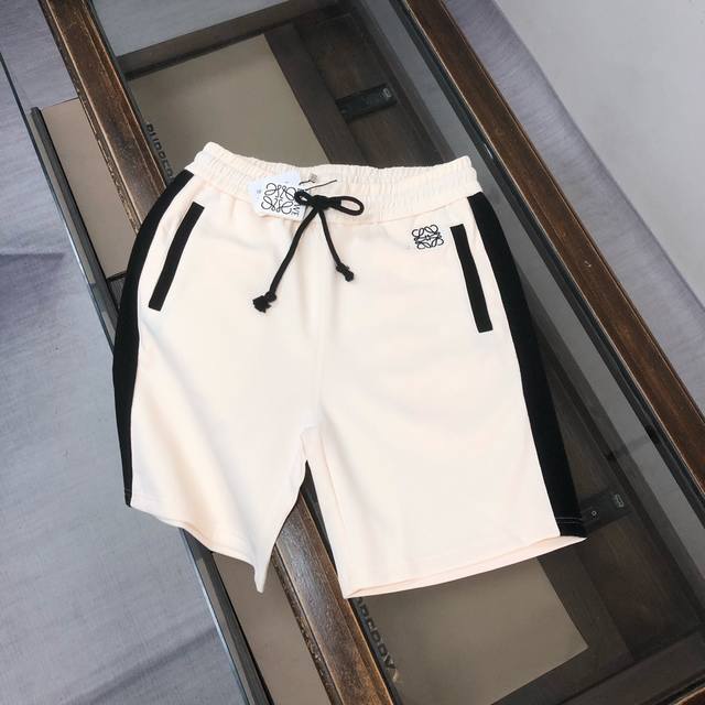 Cloewe 罗意威 2025最新款休闲短裤，定制面料 ～品牌标识刺绣Logo标点缀！款式简单又不失档次三标齐全、透气舒适度高，细节无可挑剔，品牌元素设计理念，