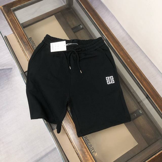 Cgiv*Enchy 纪梵希 2025最新款休闲短裤，定制面料 ～品牌标识刺绣Logo标点缀！款式简单又不失档次三标齐全、透气舒适度高，细节无可挑剔，品牌元素设