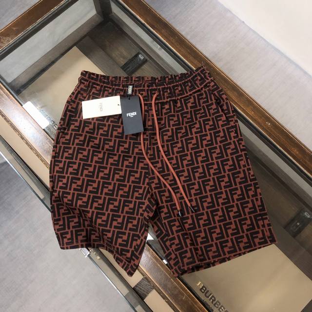 Cfendi 芬迪 25年最新款满印Logo短裤！毋庸置疑的街头热门单品，经典的元素更是品牌的时髦代表，夏天来临之际怎么能少的了这款神裤呢！此款短裤取材于客供优
