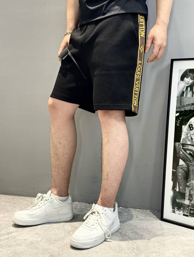 上衣 裤子 驴牌*25S新款情侣款五分短裤.可成套搭配.男女同款！采用百分百天丝棉质饱满柔软亲肤，无身材顾虑 此种设计的舒适感是无与伦比的～两侧织带设计.定织L