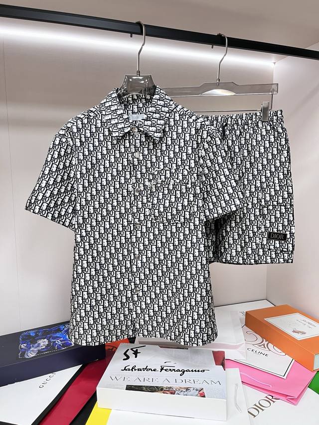G 主推 Dior 春季新款夹克外套秘迪奥春款翻领套装，最新顶尖官网原单，穿着舒适 质感超强 短袖休闲短裤套装出行必备，穿着时间长，整体设计时尚而简洁，拉链门襟