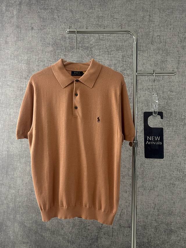 Ralph Lauren 拉夫劳伦男士针织Polo衫 本款拉夫劳伦Polo衫，简约而不失格调。作为品牌经典单品，它传承了拉夫劳伦一贯的优雅与品质，经典Polo领