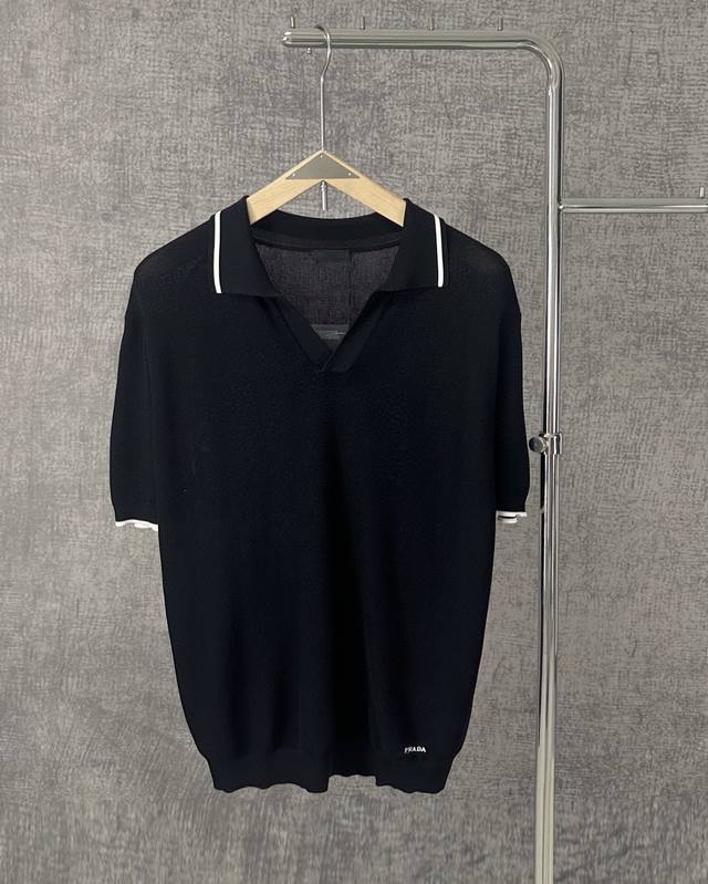 Prada 普拉达2025新款针织冰丝棉翻领男Polo上衣 本款复古开领设计，融合意式优雅与都市精英感。甄选高支冰丝面料，触感清爽、垂坠顺滑，轻薄透气，袖口撞边
