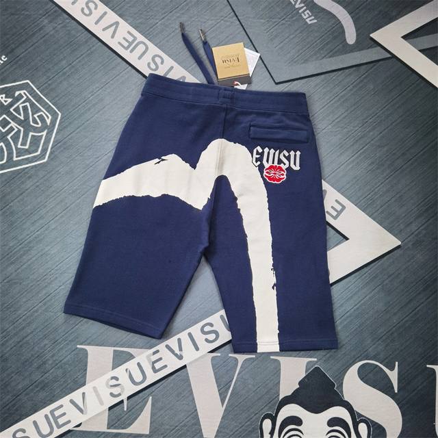 福神 Evisu笔刷式大M短裤卫裤 男女同款 笔刷式的大M印花极具个性，出门不怕撞衫，印花延续到前面有着独到之处，简洁百搭，黑与藏青色质感满满，男女同款，潮男潮