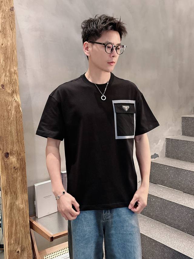 Prada 25Ss春夏新款首发专柜最新款短袖圆领T恤 高端订制 设计前卫时尚！品牌Logo重工艺设计 高端定制230克面料.手感柔软.穿着舒适.专柜级别精致车