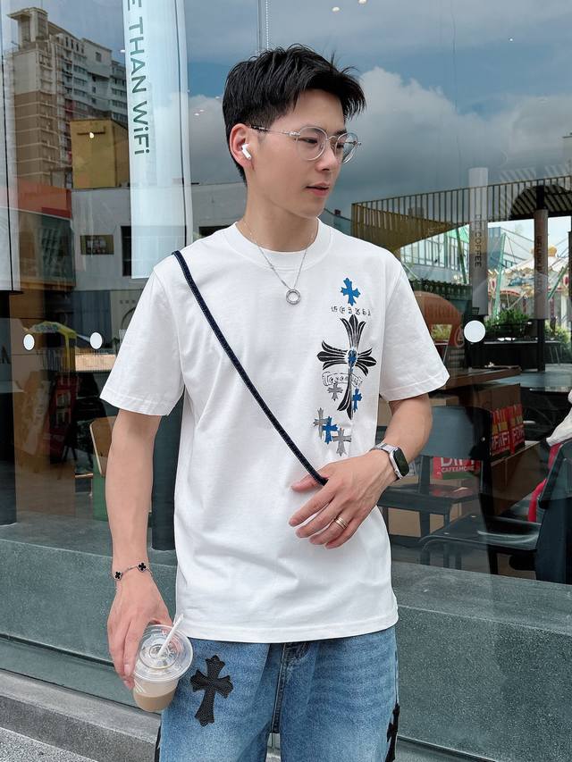手绘工艺 克罗心 25Ss春夏新款首发专柜最新款短袖圆领T恤 高端订制 设计前卫时尚！品牌Logo重工艺设计 高端定制230克面料.手感柔软.穿着舒适.专柜级别